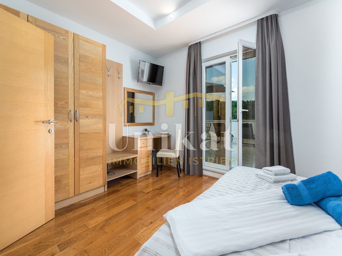 Villa moderna con piscina interna ed esterna